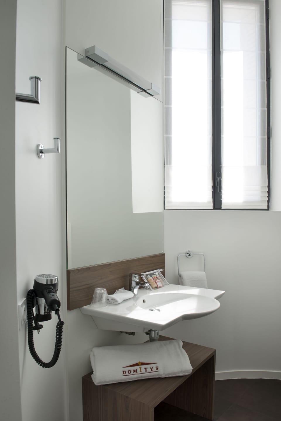 Studio | Bathroom | Shower, bathrobes, slippers, towels