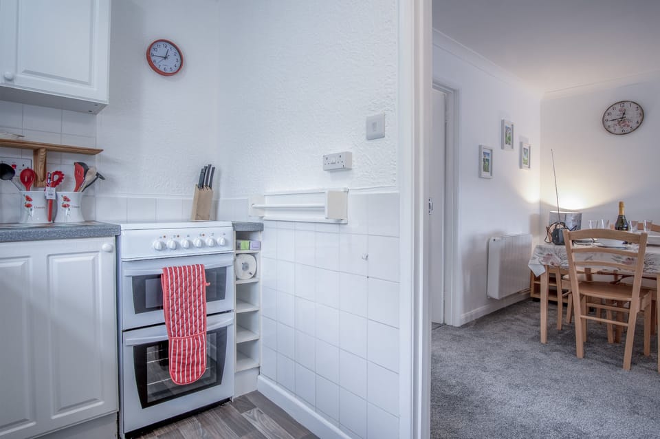 Apartment (2 Bedrooms) | Private kitchen | Full-size fridge, microwave, oven, electric kettle