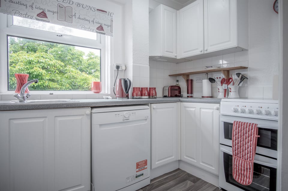 Apartment (2 Bedrooms) | Private kitchen | Full-size fridge, microwave, oven, electric kettle
