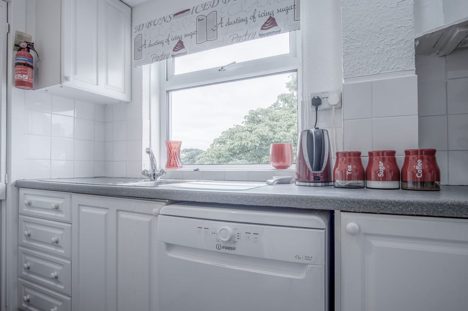 Apartment (2 Bedrooms) | Private kitchen | Full-size fridge, microwave, oven, electric kettle