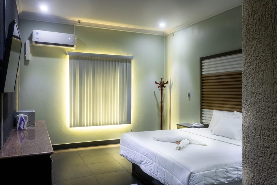 Comfort Room, 1 King Bed | Hypo-allergenic bedding available, down comforters, pillowtop beds
