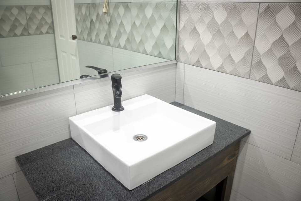 Comfort Room, 1 King Bed | Bathroom | Shower, hair dryer, towels, soap