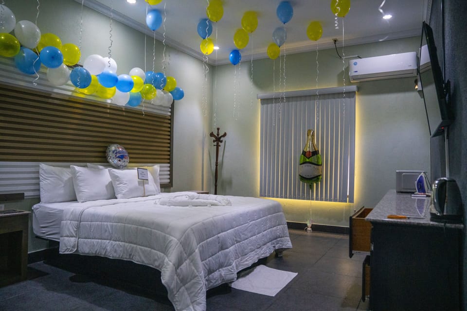 Comfort Room, 1 King Bed | Hypo-allergenic bedding available, down comforters, pillowtop beds