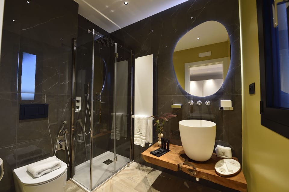 Standard Room | Bathroom | Shower, rainfall showerhead, designer toiletries, hair dryer