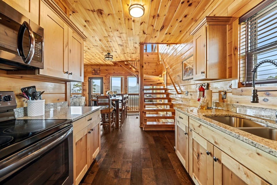 Full kitchen to make snakes and meals!
