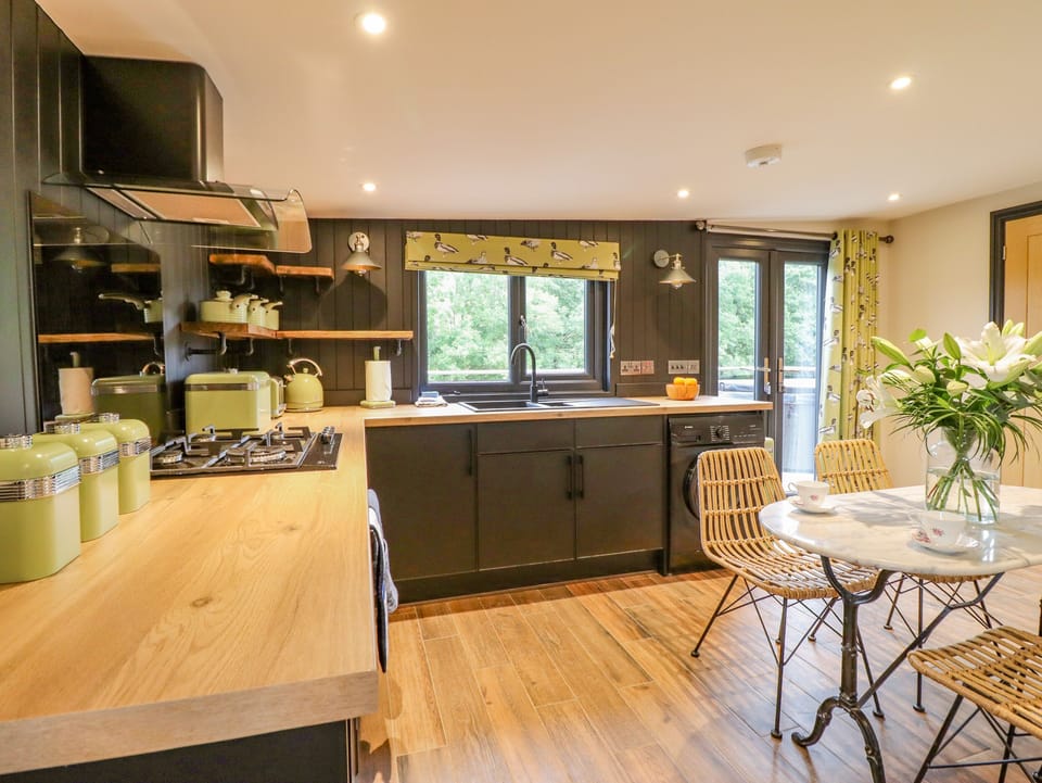 Cottage | Private kitchen | Fridge, electric kettle, toaster, cookware/dishes/utensils