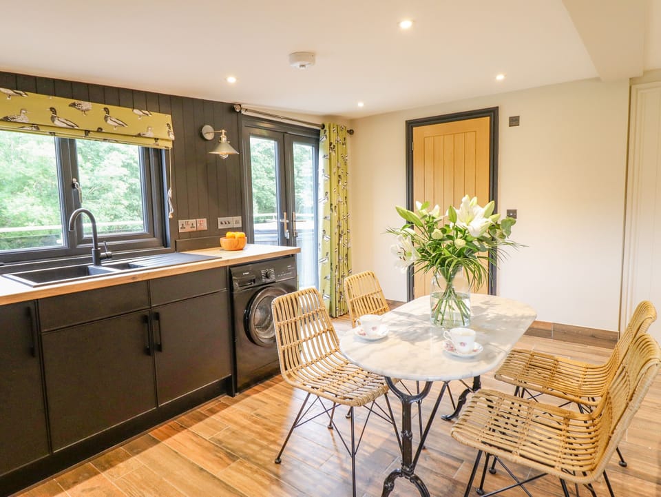 Cottage | Private kitchen | Fridge, electric kettle, toaster, cookware/dishes/utensils