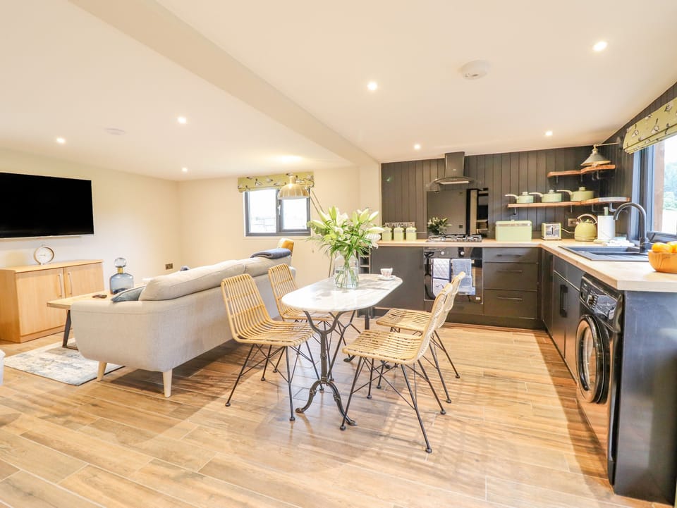 Cottage | Private kitchen | Fridge, electric kettle, toaster, cookware/dishes/utensils