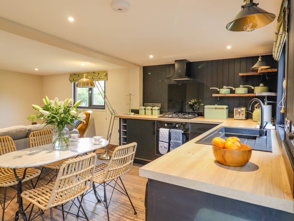 Cottage | Private kitchen | Fridge, electric kettle, toaster, cookware/dishes/utensils