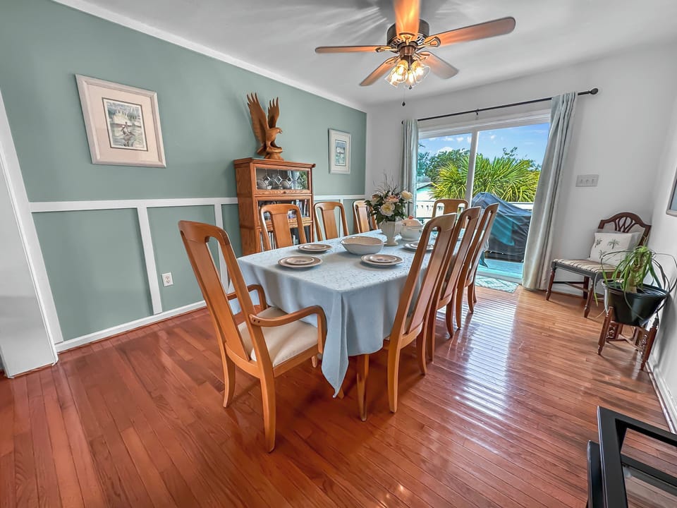 Cozy dining room with seating for 6