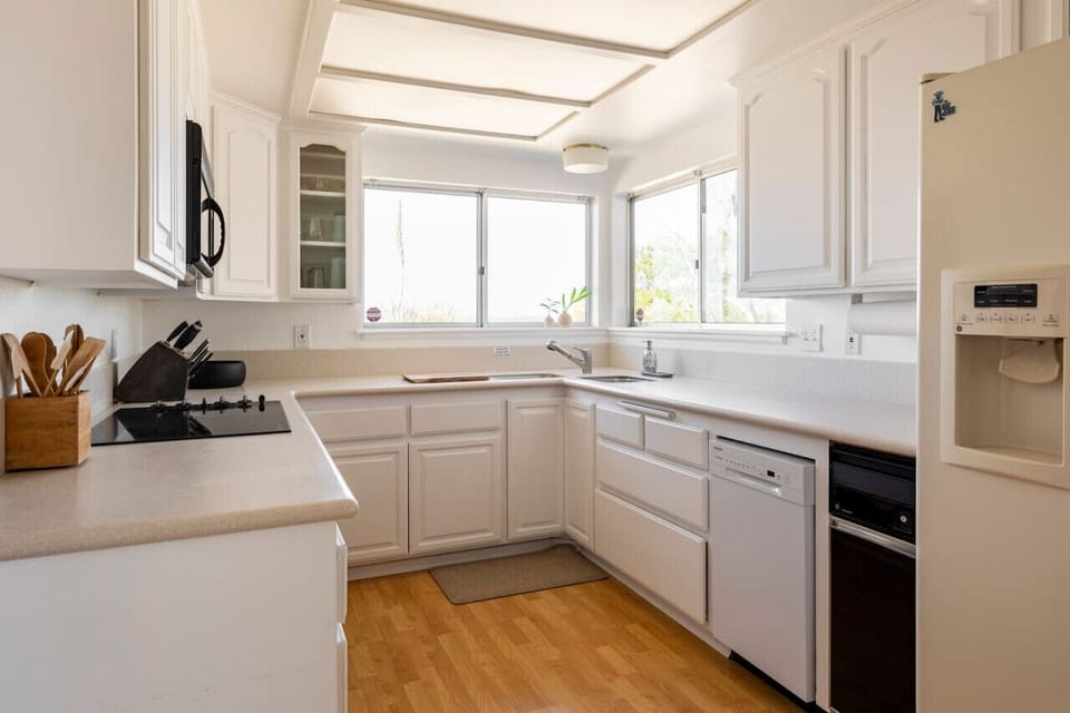Fully equipped kitchen with water filtering refrigerator/ice maker, new knives, pots, pans, cooking utensils, basic spices, oil/vinegar, and everything you need to get your cook on!