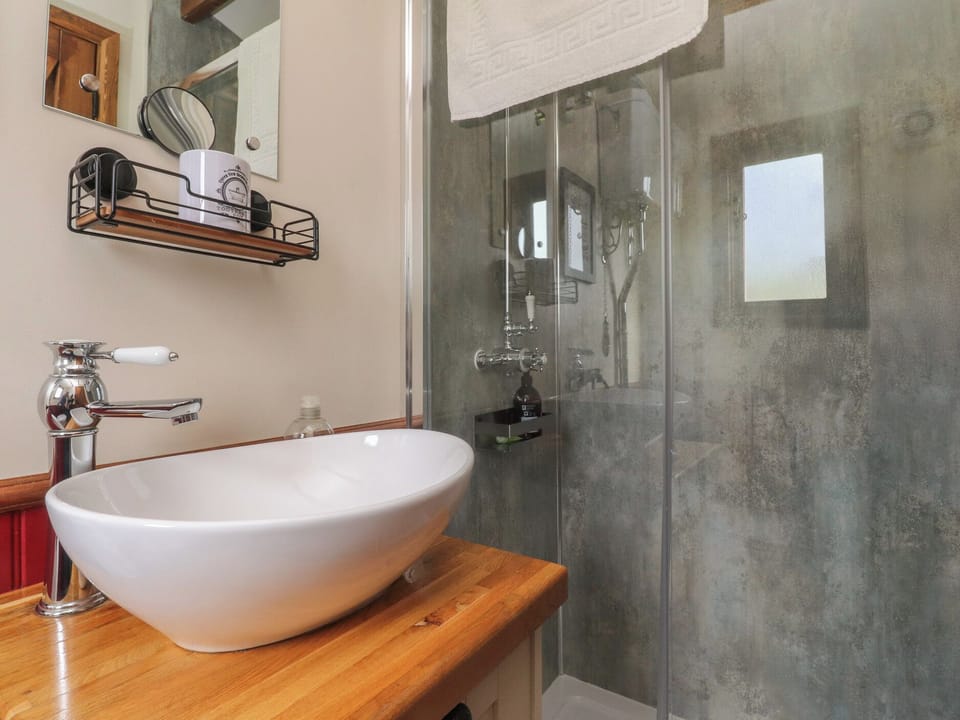 The Journeyman Luxury Shepherds Hut Cottage in Pendle District