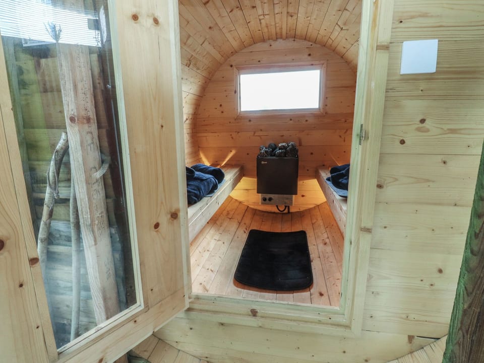 The Journeyman Luxury Shepherds Hut Cottage in Pendle District