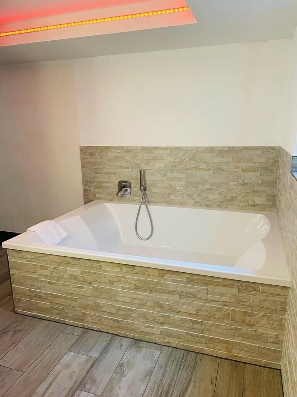 Premium Double Room | Bathroom | Free toiletries, hair dryer, towels