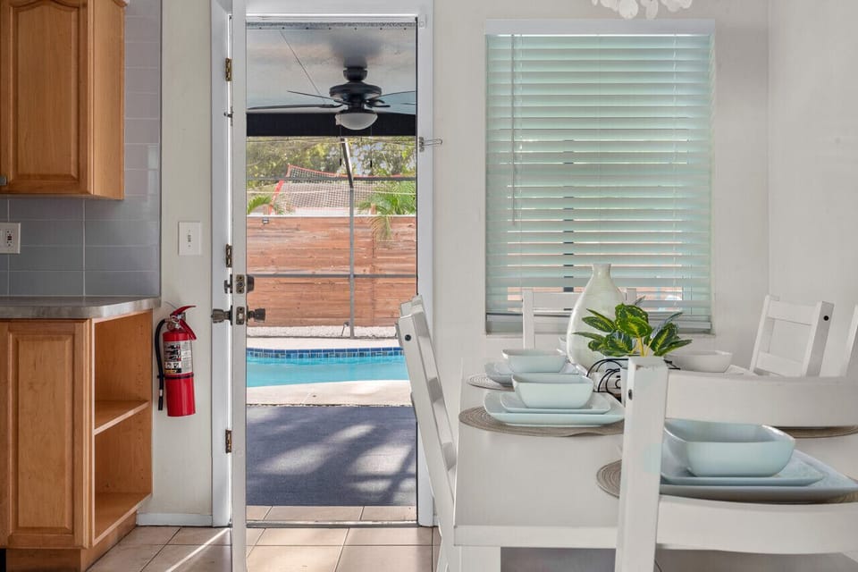 Dine with a stunning view! 🍽️🌊 Our dining room offers a panoramic view of the pool for a delightful experience.
