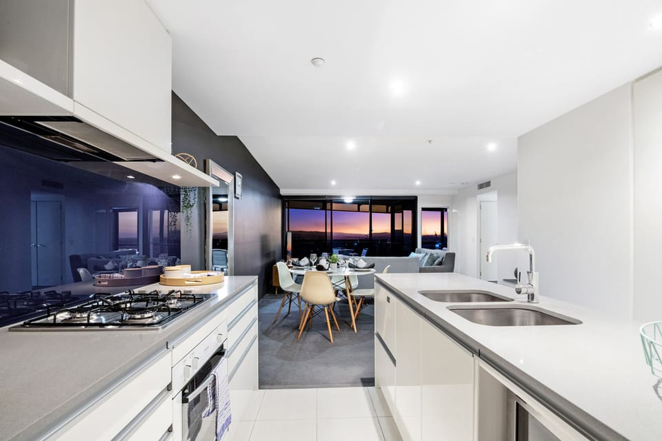 Fully equipped kitchen with modern furnishings 🍽