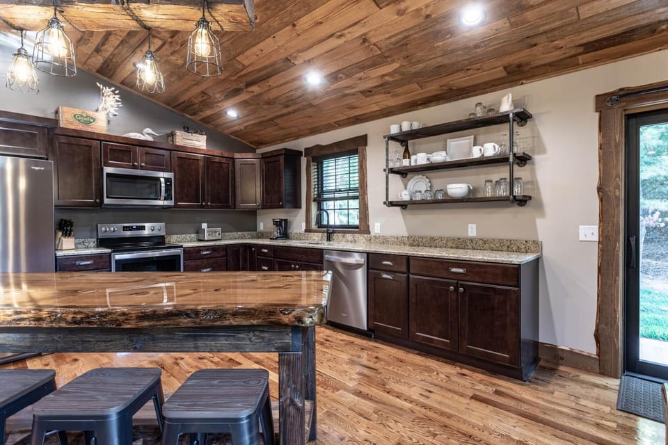 Caribou Crossing 5 bed cabin 10 min from Dells (73)