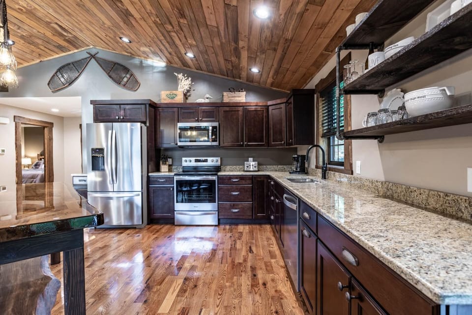 Caribou Crossing 5 bed cabin 10 min from Dells (75)