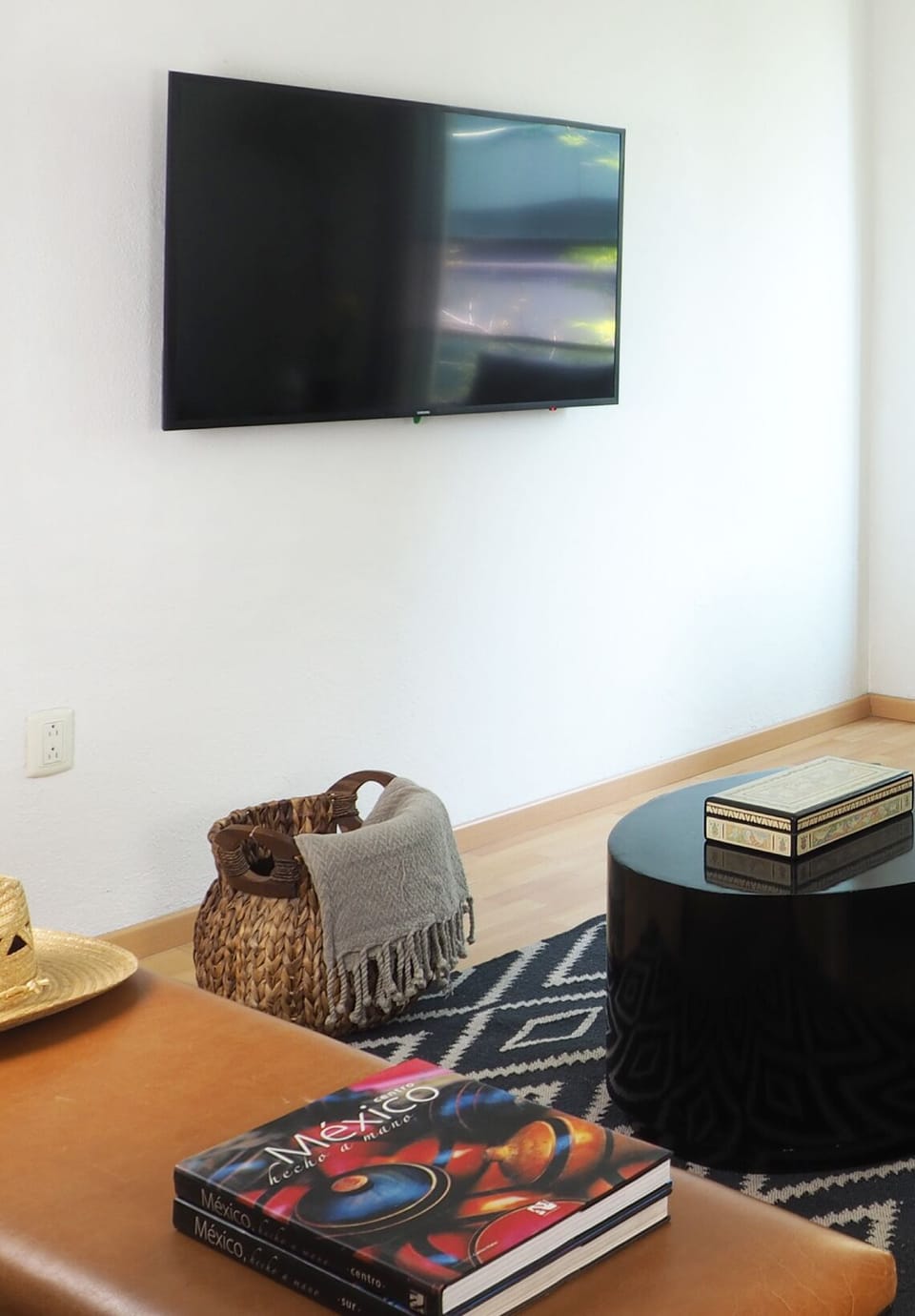 Classic Room | Living area | 40-cm Smart TV with digital channels, TV, Netflix