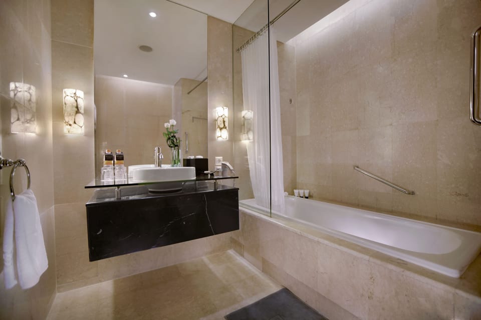 Combined shower/tub, rainfall showerhead, free toiletries, hair dryer