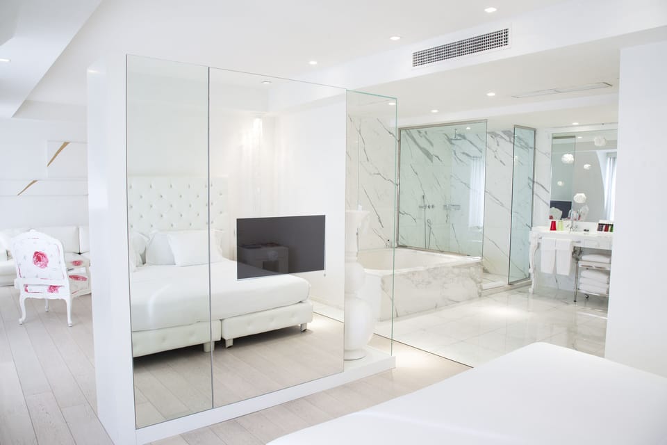 Executive Suite | Bathroom | Hydromassage showerhead, hair dryer, bathrobes, slippers