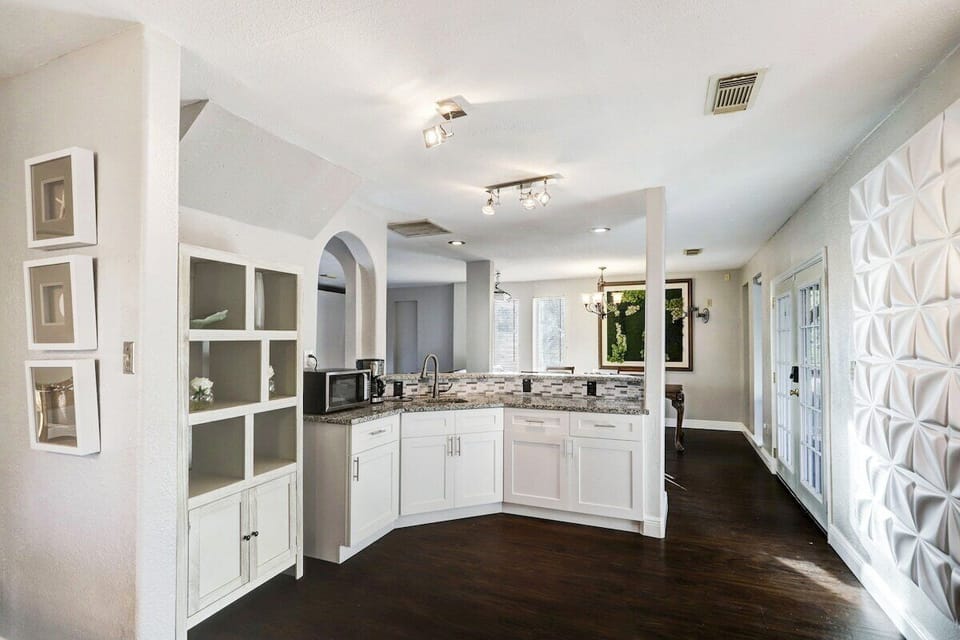 From the kitchen you see the wet bar and dining area