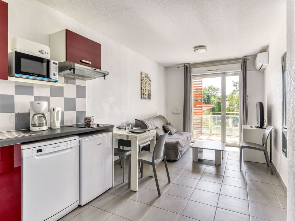 This well-equipped studio combines a functional kitchenette with a cozy seating area, creating an ideal retreat for relaxing and enjoying your Mediterranean getaway.