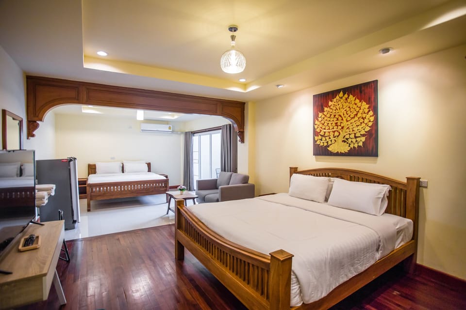 Premium bedding, in-room safe, free WiFi, bed sheets