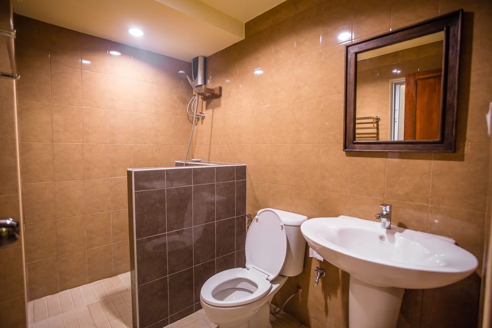 Deluxe Double Room | Bathroom | Slippers