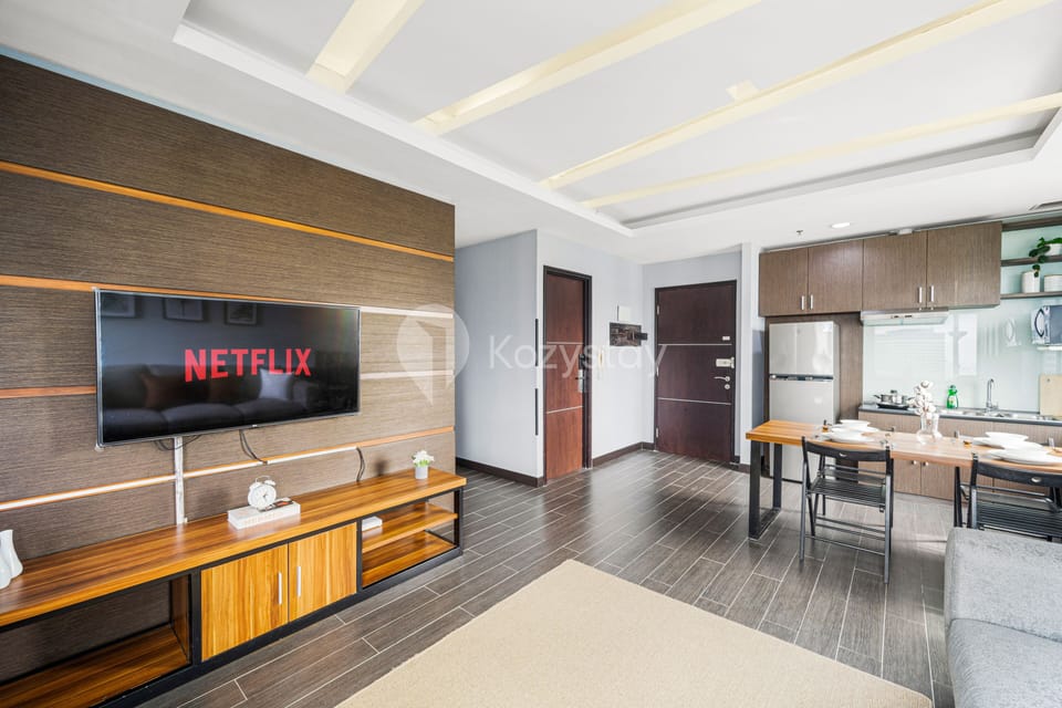 Apartment, 3 Bedrooms | Living area | 43-inch Smart TV with cable channels, TV