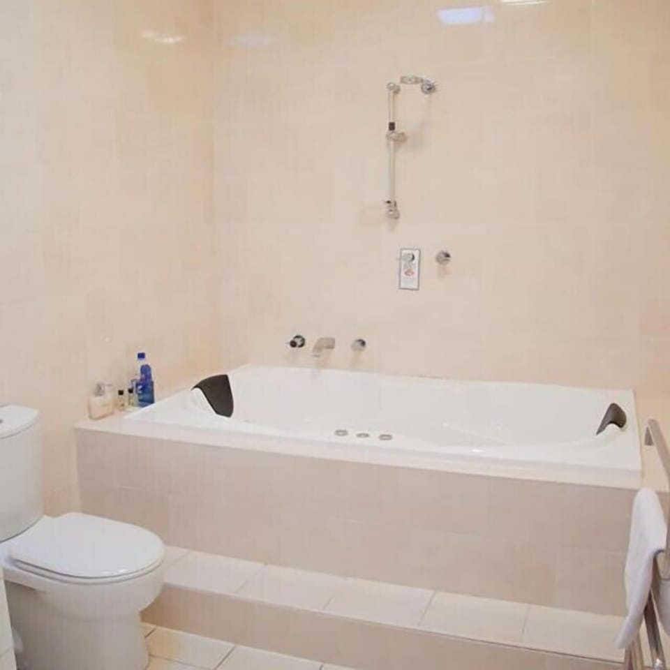 Two-Bedroom Apartment with Spa Bath