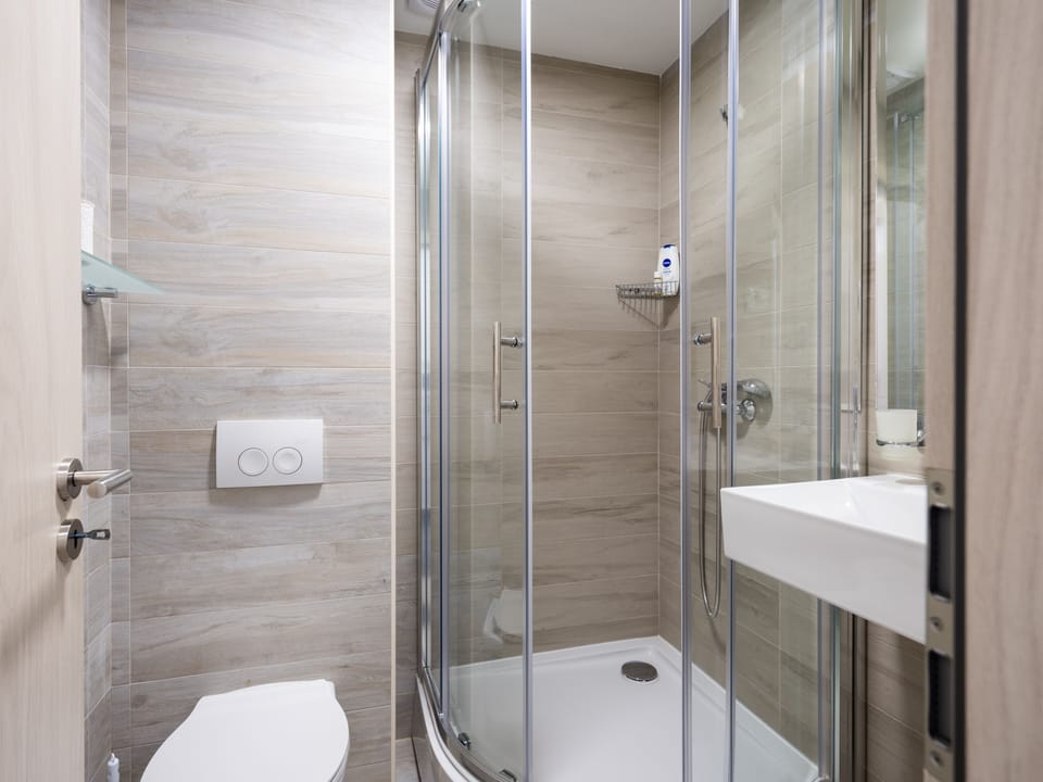 Family Studio Suite | Bathroom | Rainfall showerhead, hair dryer, towels