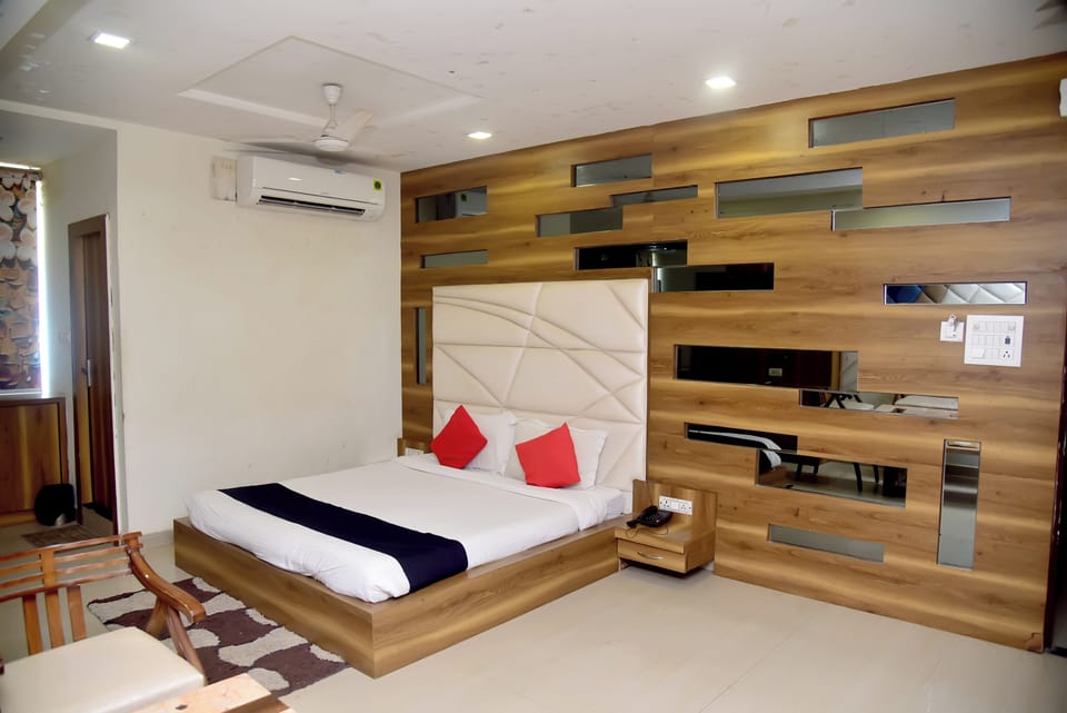 Luxury Room | Desk, bed sheets