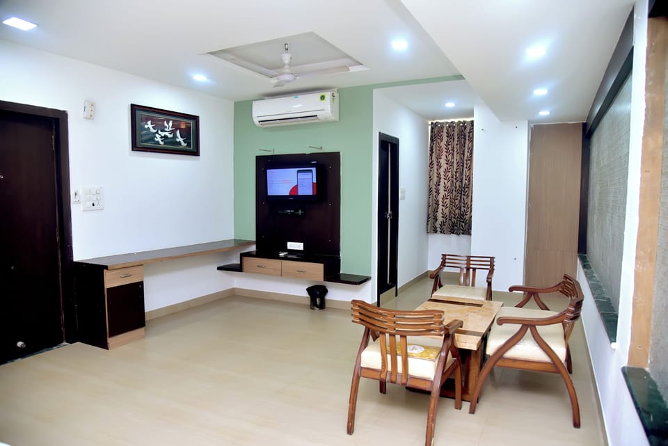 Luxury Room | Desk, bed sheets