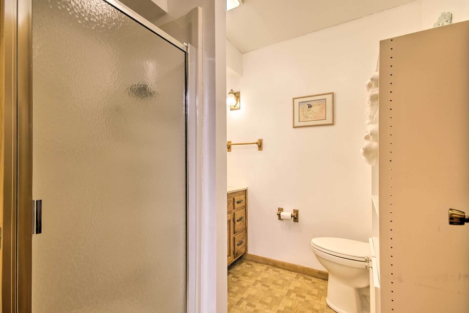 Full Bathroom | Complimentary Toiletries