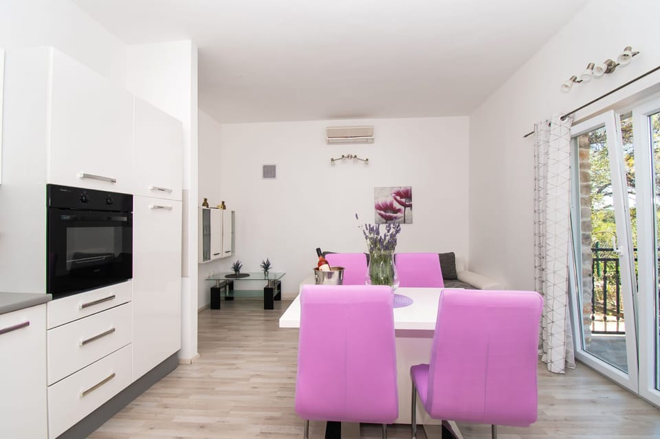Private kitchen | Espresso maker, fridge, oven, stovetop