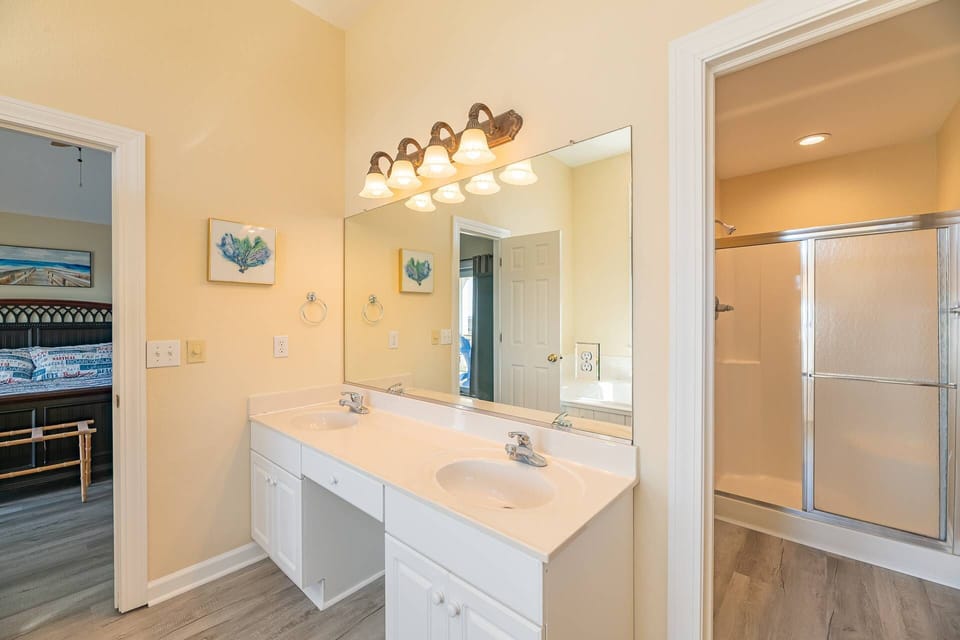 Upper Level En Suite