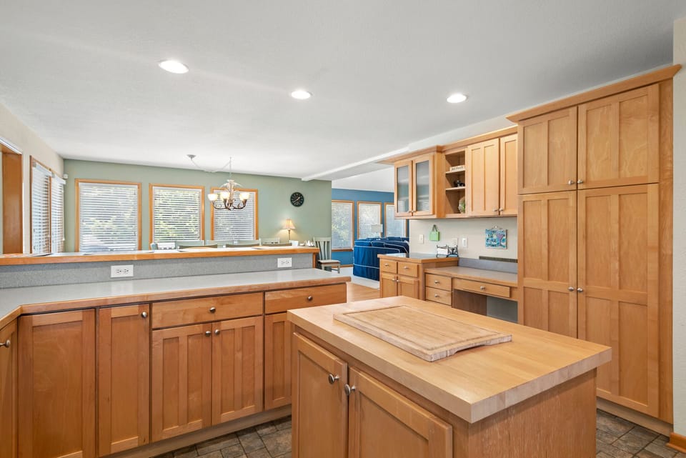 SH58: Blue Oasis | Mid Level Kitchen
