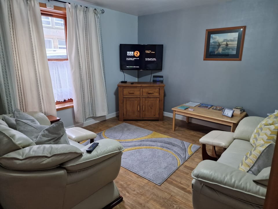 Apartment, 2 Bedrooms | Living area | 42-inch Smart TV with satellite channels, TV