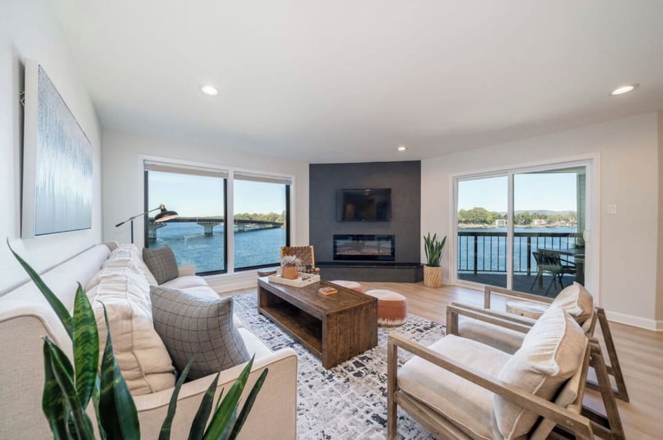 Lake views from the living room. Cozy and comfortable. 