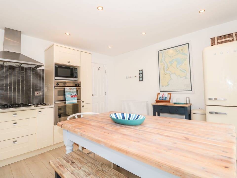 Cottage | Private kitchen | Fridge, dishwasher, electric kettle, toaster