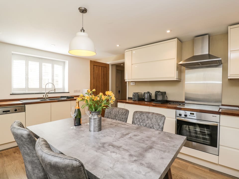 Cottage | Private kitchen | Fridge, dishwasher, electric kettle, toaster