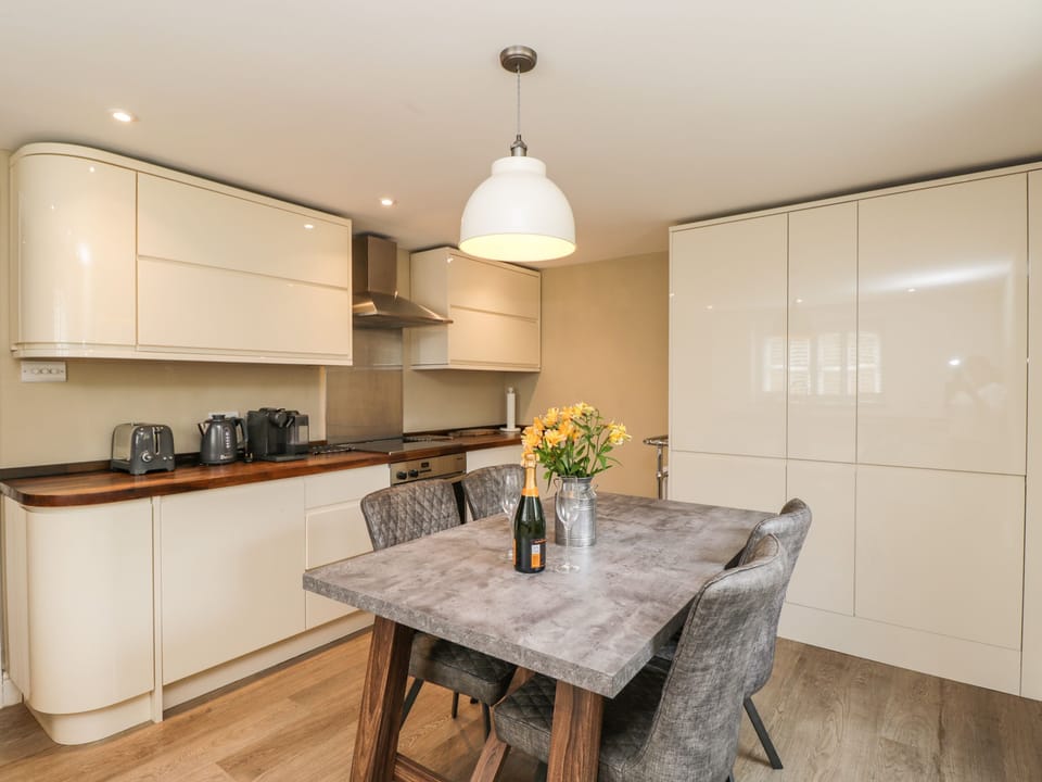 Cottage | Private kitchen | Fridge, dishwasher, electric kettle, toaster