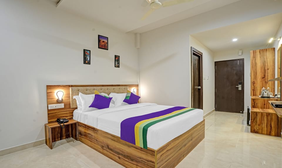 Deluxe Double Room | Individually decorated, individually furnished, desk, laptop workspace