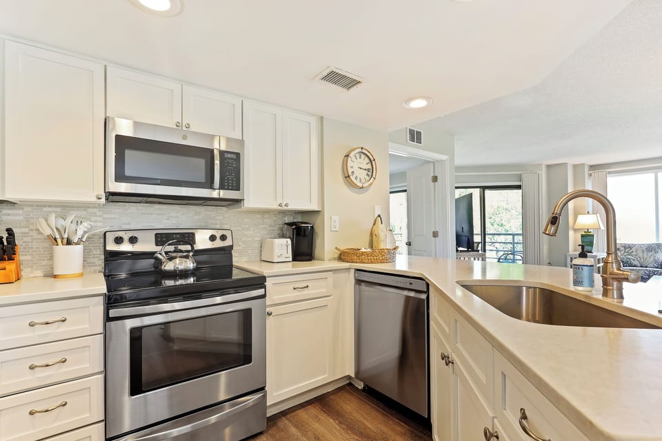 Full kitchen. Quartz countertops