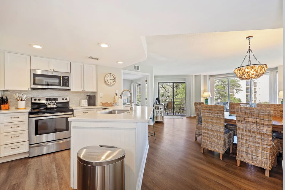 Full kitchen/dining area