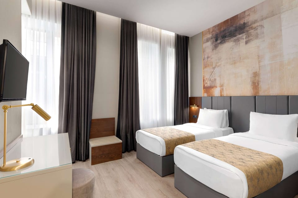 Standard Room, 1 Twin Bed, Non Smoking (Chamber) | Minibar, in-room safe, desk, laptop workspace