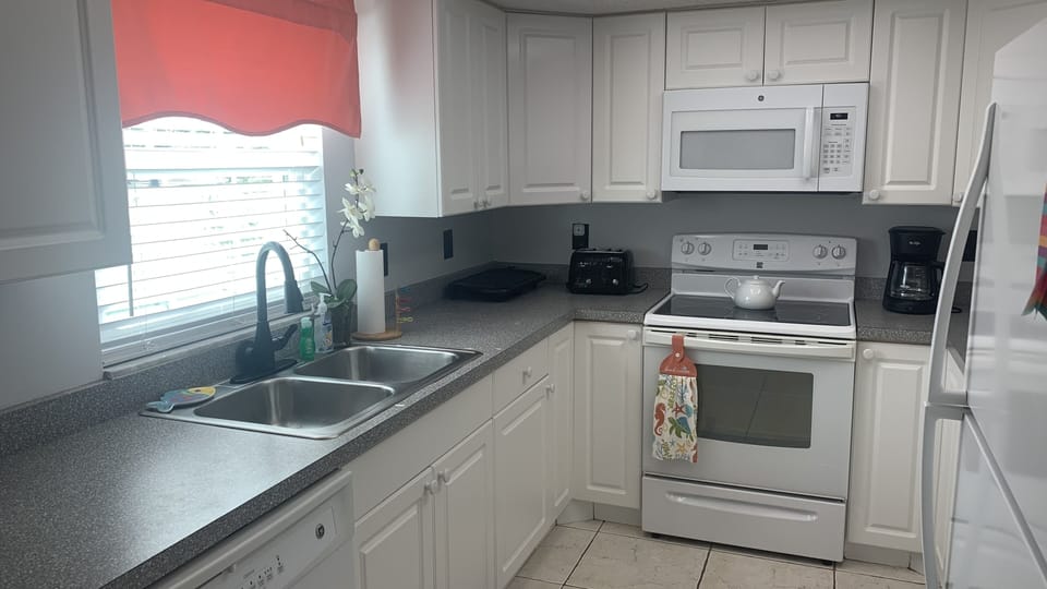 Kitchen:
Mr. Coffee Machine
Fridge
Oven
Microwave
Blender
Toaster