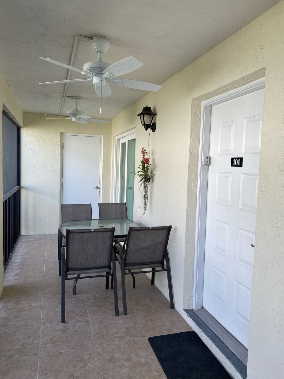 Screened-In Lanai:
2 Ceiling Fans
Table (seats 4)