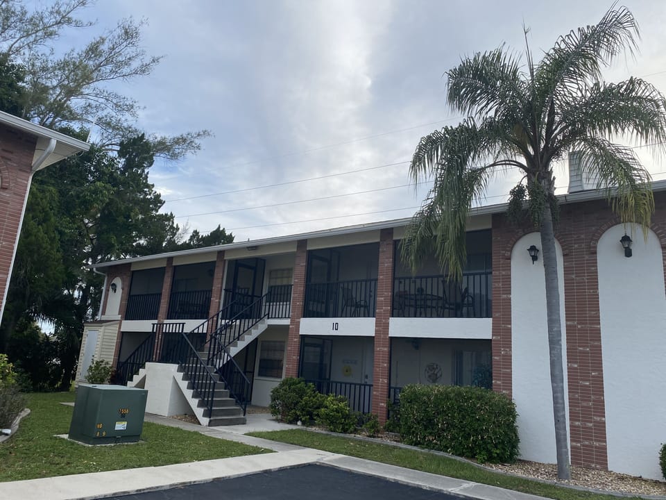 Exterior: 
Palm Manor Resort 
1st Floor Corner Unit
1 Private Parking Spot